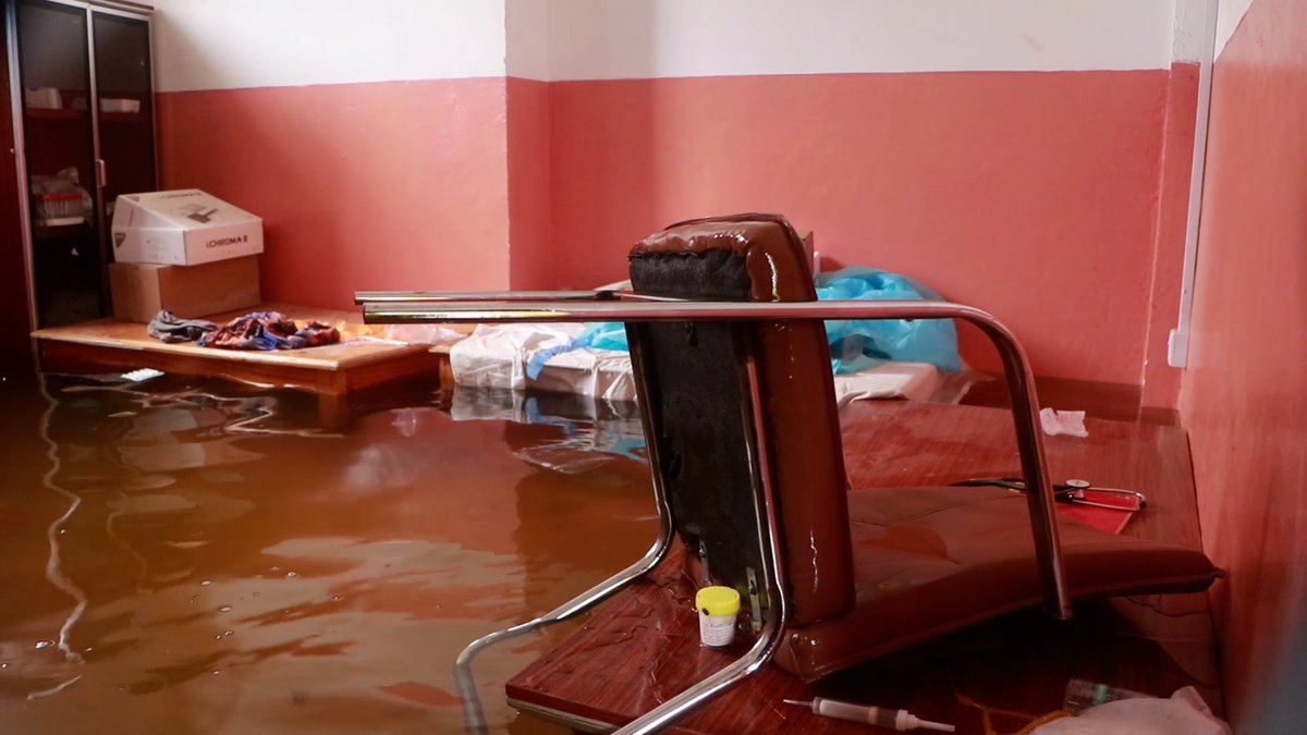 SONNALIVE's tweet photo. Baladweyn General Hospital, the main health facility in Hiraan region, submerged by flash floods. All services halted, patients and staff evacuated. #SomaliaFloods #ElNino #Baladweyn #Hiraan https://t.co/7Cssae8WUX
