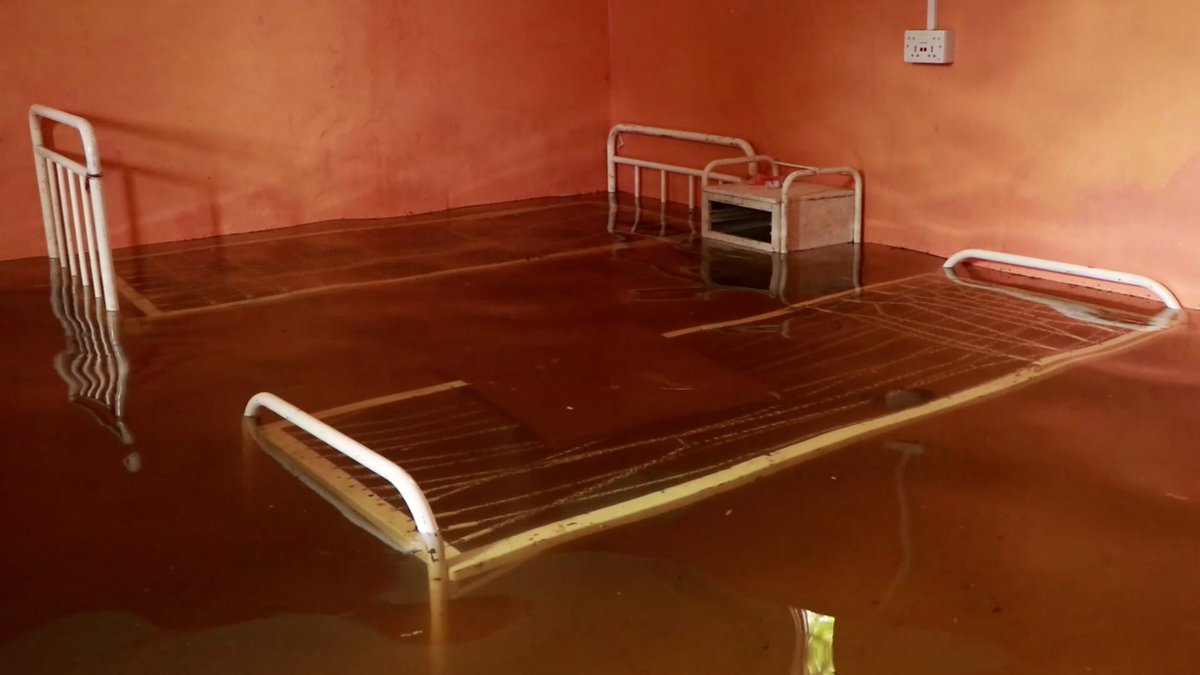 SONNALIVE's tweet photo. Baladweyn General Hospital, the main health facility in Hiraan region, submerged by flash floods. All services halted, patients and staff evacuated. #SomaliaFloods #ElNino #Baladweyn #Hiraan https://t.co/7Cssae8WUX