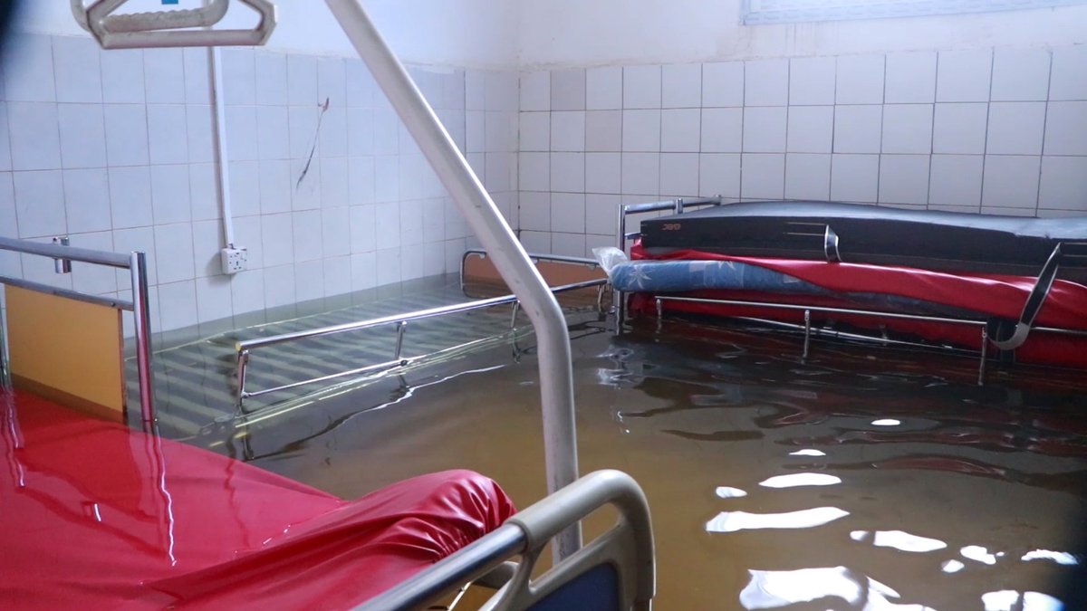 SONNALIVE's tweet photo. Baladweyn General Hospital, the main health facility in Hiraan region, submerged by flash floods. All services halted, patients and staff evacuated. #SomaliaFloods #ElNino #Baladweyn #Hiraan https://t.co/7Cssae8WUX