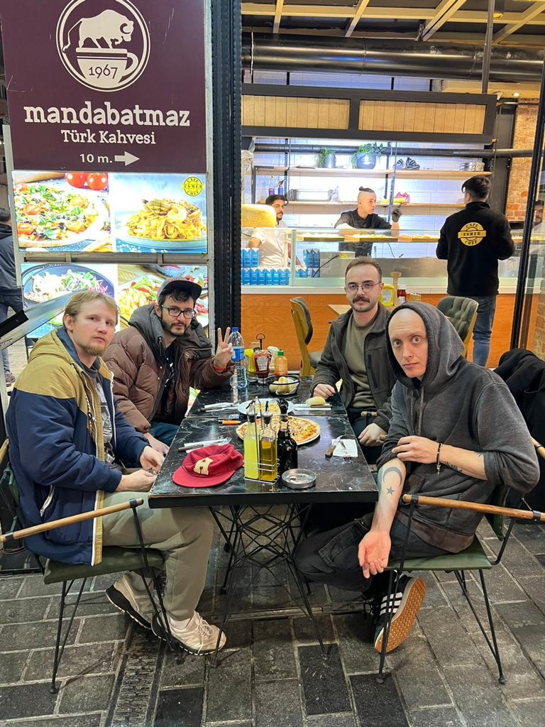 İstanbul akşam için hazır mısın? Sleep Dealer bugün İstanbul’da olan havanın da vermiş olduğu duygusal çöküntüyü damarlarımıza işleyecek! 🇹🇷Grup bas gitaristi Dmitrii’nin Ay yıldızlı dövmesi ise dikkatlerimizden kaçmadı! Kapı Açılış : 20.00 Konser : 21.00