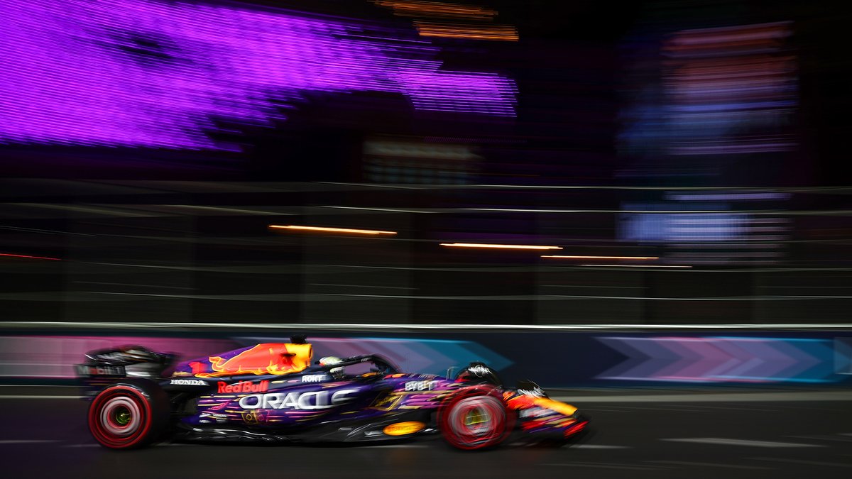 Neon Bull. Neon city. 😎 #LasVegasGP 🇺🇸