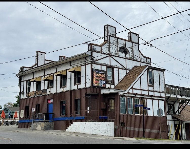 WikychickJ's tweet photo. @breakfasttv We have a bar dating dating from the 1800’s.  It likely going to be torn down and replaced with condos.  We are a small town of about 6000 people.  Building can’t get heritage status as next to nothing of the original is left.   You be the judge https://t.co/P6aSNyRJLG