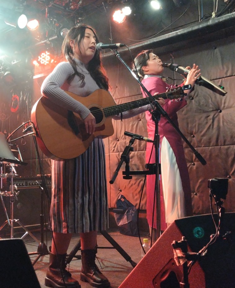 mori1962abc's tweet photo. 2023.11.18(土) 仙台BARTAKE
#Ori 2作分のレコ発&30歳Birthdayワンマンライブ
〜歌うたいの安全基地〜
3年振りにOriさんライブ参戦
第1部(バンドver)、第2部(エアロフォン(#okayon)+アコver)と豪華なサポート陣を迎え、ほっとする歌声とマイペースMCで、たっぷりとOriワールドが堪能出来ました🤗 https://t.co/GZkdoZuTjq