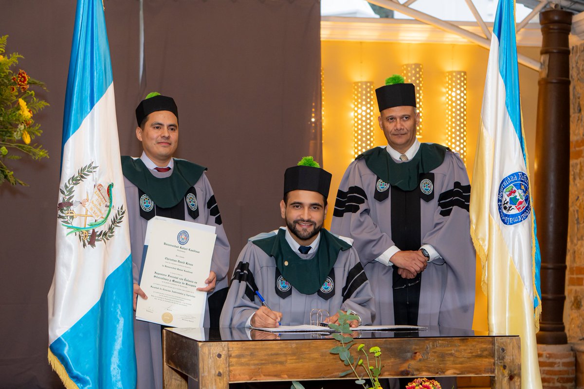 kldc21's tweet photo. ¡Se Logro! Con la ayuda de mi Dios, mi madre y mis amigos. Solo puedo dar GRACIAS 🎓🥳 https://t.co/lGTfRgUciq