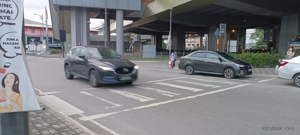 shahrimtamrin's tweet photo. lintasan dibuat acuh tak acuh tanpa 'amber light' 'road stud' 'rumble strip' 'raised surface' & TANPA papan tanda 'pedestrian' serta had laju 30km/j
begitulah sikap #PBT & penunggang/pemandu tidak hormati hak pejalan kaki #Negaraku #roadsafety #MRTstation #Malaysia #Kajang #MPKj https://t.co/wQsRBvAGQD