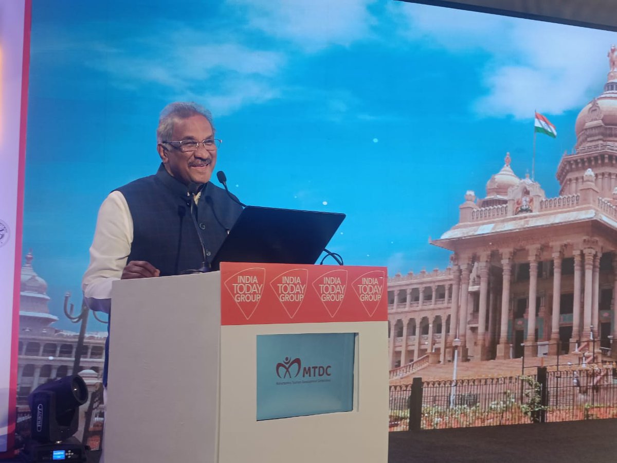 thekjgeorge's tweet photo. This morning I participated in the “𝐈𝐧𝐝𝐢𝐚 𝐓𝐨𝐝𝐚𝐲 𝐈𝐧𝐟𝐫𝐚𝐬𝐭𝐫𝐮𝐜𝐭𝐮𝐫𝐞 𝐂𝐨𝐧𝐜𝐥𝐚𝐯𝐞” along with Union Minister Sri. @sarbanandsonwal organised at the #NewDelhi.
Opening with the key note of the conclave which focused on "𝐓𝐡𝐞 𝐍𝐞𝐰 𝐊𝐚𝐫𝐧𝐚𝐭𝐚𝐤𝐚 𝐌𝐨𝐝𝐞𝐥 𝐅𝐨𝐫 𝐄𝐧𝐞𝐫𝐠𝐲", at the event, I spoke in detail about the 𝐊𝐚𝐫𝐧𝐚𝐭𝐚𝐤𝐚’𝐬 𝐌𝐨𝐝𝐞𝐥 𝐨𝐟 𝐄𝐧𝐞𝐫𝐠𝐲 𝐝𝐞𝐯𝐞𝐥𝐨𝐩𝐦𝐞𝐧𝐭 which focuses greatly on 𝐝𝐞𝐜𝐚𝐫𝐛𝐨𝐧𝐢𝐬𝐢𝐧𝐠 and carefully choosing 𝐬𝐮𝐬𝐭𝐚𝐢𝐧𝐚𝐛𝐥𝐞 𝐬𝐨𝐮𝐫𝐜𝐞𝐬 𝐨𝐟 𝐞𝐧𝐞𝐫𝐠𝐲, and highlighted the 𝐝𝐞𝐟𝐢𝐧𝐢𝐧𝐠 𝐜𝐫𝐢𝐬𝐢𝐬 𝐨𝐟 𝐜𝐥𝐢𝐦𝐚𝐭𝐞 𝐜𝐡𝐚𝐧𝐠𝐞 which is causing irreversible damage to our ecosystems and rain patters. I mentioned that 𝟑𝟎 𝐆𝐖 𝐨𝐟 𝐑𝐄 𝐩𝐫𝐨𝐣𝐞𝐜𝐭𝐬 𝐚𝐫𝐞 𝐮𝐧𝐝𝐞𝐫 𝐯𝐚𝐫𝐢𝐨𝐮𝐬 𝐝𝐞𝐯𝐞𝐥𝐨𝐩𝐦𝐞𝐧𝐭𝐚𝐥 & 𝐩𝐥𝐚𝐧𝐧𝐢𝐧𝐠 𝐬𝐭𝐚𝐠𝐞𝐬 𝐢𝐧 𝐊𝐚𝐫𝐧𝐚𝐭𝐚𝐤𝐚 which was the first state in India and the largest in the world to commission (at that time) the 𝟐𝟎𝟓𝟎 𝐌𝐖 𝐏𝐚𝐯𝐚𝐠𝐚𝐝𝐚 𝐒𝐨𝐥𝐚𝐫 𝐏𝐚𝐫𝐤.
Emphasising that our state is in the process of formulating a 𝐠𝐫𝐞𝐞𝐧 𝐡𝐲𝐝𝐫𝐨𝐠𝐞𝐧 𝐩𝐨𝐥𝐢𝐜𝐲 𝐭𝐨 𝐩𝐫𝐨𝐦𝐨𝐭𝐞 𝐊𝐚𝐫𝐧𝐚𝐭𝐚𝐤𝐚 as a perfect investment destination for green hydrogen projects. I said 𝐊𝐚𝐫𝐧𝐚𝐭𝐚𝐤𝐚 𝐢𝐬 𝐭𝐡𝐞 𝐟𝐢𝐫𝐬𝐭 𝐬𝐭𝐚𝐭𝐞 𝐢𝐧 𝐭𝐡𝐞 𝐜𝐨𝐮𝐧𝐭𝐫𝐲 𝐭𝐨 𝐢𝐬𝐬𝐮𝐞 𝐄𝐥𝐞𝐜𝐭𝐫𝐢𝐜 𝐕𝐞𝐡𝐢𝐜𝐥𝐞 (𝐄𝐕) 𝐩𝐨𝐥𝐢𝐜𝐲 ahead of all other states in the country.
I shared with the forum about state’s𝐆𝐫𝐮𝐡𝐚 𝐉𝐲𝐨𝐭𝐡𝐢 𝐒𝐜𝐡𝐞𝐦𝐞 which is empowering the domestic consumers of the State, with 𝐟𝐫𝐞𝐞 𝐩𝐨𝐰𝐞𝐫 𝐬𝐮𝐩𝐩𝐥𝐲 𝐭𝐨 𝐭𝐡𝐞 𝐥𝐢𝐦𝐢𝐭 𝐨𝐟 𝟐𝟎𝟎 𝐮𝐧𝐢𝐭 which is implemented and the subsidy amount is passed on to the distribution companies in advance. In this scheme, around 𝟏.𝟓𝟔 𝐜𝐫𝐨𝐫𝐞 𝐜𝐨𝐧𝐬𝐮𝐦𝐞𝐫𝐬 𝐚𝐫𝐞 𝐛𝐞𝐢𝐧𝐠 𝐛𝐞𝐧𝐞𝐟𝐢𝐭𝐞𝐝.
𝗜𝗻 𝗺𝘆 𝗰𝗹𝗼𝘀𝗶𝗻𝗴 𝗿𝗲𝗺𝗮𝗿𝗸, 𝗜 𝘀𝗮𝗶𝗱 𝗞𝗮𝗿𝗻𝗮𝘁𝗮𝗸𝗮 𝘄𝗶𝗹𝗹 𝘄𝗼𝗿𝗸 𝘁𝗼 𝗶𝗻𝗰𝗿𝗲𝗮𝘀𝗲 𝗶𝗻𝘃𝗲𝘀𝘁𝗺𝗲𝗻𝘁 𝗶𝗻 𝘁𝗵𝗲 𝗽𝗼𝘄𝗲𝗿 𝘀𝗲𝗰𝘁𝗼𝗿 𝗶𝗻 𝘁𝗵𝗲 𝗻𝗲𝗮𝗿 𝗳𝘂𝘁𝘂𝗿𝗲 𝗮𝗻𝗱 𝗮𝗹𝘀𝗼 𝗮𝘀𝘀𝗶𝘀𝘁 𝘁𝗵𝗲 𝗱𝗲𝘃𝗲𝗹𝗼𝗽𝗺𝗲𝗻𝘁 𝗼𝗳 𝗮𝗹𝗹 𝗼𝘁𝗵𝗲𝗿 𝘀𝗲𝗰𝘁𝗼𝗿𝘀 𝗶𝗻 𝘁𝗵𝗲 𝗦𝘁𝗮𝘁𝗲 𝗮𝗻𝗱 𝘁𝗵𝗲 𝗻𝗮𝘁𝗶𝗼𝗻.
ಇಂದು ಬೆಳಗ್ಗೆ ನಾನು ನವದೆಹಲಿಯಲ್ಲಿ ಆಯೋಜಿಸಲಾದ "ಇಂಡಿಯಾ ಟುಡೇ ಇನ್ಫ್ರಾಸ್ಟ್ರಕ್ಚರ್ ಕಾನ್ಕ್ಲೇವ್" ನಲ್ಲಿ ಕೇಂದ್ರ ಸಚಿವರಾದ ಶ್ರೀ. ಸರ್ಬಾನಂದ ಸೋನೋವಾಲ್ ಅವರೊಂದಿಗೆ ಭಾಗವಹಿಸಿದೆ.
"ನವ ಕರ್ನಾಟಕ ಇಂಧನ ಮಾದರಿ" ಎಂಬ ವಿಷಯದ ಮೇಲೆ ಮಾತನಾಡುತ್ತಾ ಸಮಾವೇಶದ ಪ್ರಮುಖ ನುಡಿಗಳೊಂದಿಗೆ ಉದ್ಘಾಟನೆ ಮಾಡಿ ಕರ್ನಾಟಕದ ಇಂಧನ ಅಭಿವೃದ್ಧಿಯ ಮಾದರಿಯ ಬಗ್ಗೆ ವಿವರವಾಗಿ ಮಾತನಾಡಿದೆ. ಕರ್ನಾಟಕ ಮಾದರಿ ಇಂಗಾಲಾಮ್ಲ ಕಡಿಮೆ ಮಾಡುವುದರ ಜೊತೆಗೆ ಸುಸ್ಥಿರ ಶಕ್ತಿ ಮೂಲಗಳನ್ನು ಎಚ್ಚರಿಕೆಯಿಂದ ಆಯ್ಕೆ ಮಾಡುವುದರ ಬಗ್ಗೆ ಹೆಚ್ಚು ಆಸ್ಥೆ ಹೊಂದಿದೆ. ಹವಾಮಾನ ಬದಲಾವಣೆಯು ಅತ್ಯಂತ ದೊಡ್ಡ ಬಿಕ್ಕಟ್ಟನ್ನು ಉಂಟುಮಾಡಿದೆ. ಇದು ನಮ್ಮ ಪರಿಸರ ವ್ಯವಸ್ಥೆಗಳು ಮತ್ತು ಮಳೆಯ ಕ್ರಮಗಳಿಗೆ ತೀರಾ ದೊಡ್ಡ ಹಾನಿಯನ್ನು ಉಂಟುಮಾಡುತ್ತಿದೆ ಎಂದು ಹೇಳಿದೆ. 30 GW RE ಯೋಜನೆಗಳು ಕರ್ನಾಟಕದಲ್ಲಿ ವಿವಿಧ ಅಭಿವೃದ್ಧಿ ಮತ್ತು ಯೋಜನಾ ಹಂತಗಳಲ್ಲಿವೆ ಎಂದು ಪ್ರಸ್ತಾಪಿಸಿ, ನಾವು 2050 MW ಪಾವಗಡ ಸೋಲಾರ್ ಪಾರ್ಕ್ ಅನ್ನು ಕಮಿಷನ್ ಮಾಡಿದ ಸಮಯದಲ್ಲಿ ಕರ್ನಾಟಕವು ಭಾರತದಲ್ಲಿ ಈ ಹೆಜ್ಜೆ ಇಟ್ಟ ಮೊದಲ ರಾಜ್ಯವಾಗಿದ್ದು ಮತ್ತು ಈ ರೀತಿಯ ಯೋಜನೆಯನ್ನು ಕೈಗೆತ್ತಿಕೊಂಡ ವಿಶ್ವದ ಅತಿದೊಡ್ಡ ರಾಜ್ಯವಾಗಿತ್ತು ಎಂದು ಹೇಳಿದೆ. ಹಸಿರು ಜಲಜನಕ ಯೋಜನೆಗಳಿಗೆ ಕರ್ನಾಟಕವನ್ನು ಉತ್ತಮ ಹಾಗೂ ಪರಿಪೂರ್ಣ ಹೂಡಿಕೆ ತಾಣವಾಗಿ ಉತ್ತೇಜಿಸಲು ನಮ್ಮ ರಾಜ್ಯವು ಹಸಿರು ಜಲಜನಕ ನೀತಿಯನ್ನು ರೂಪಿಸುವ ಪ್ರಕ್ರಿಯೆಯಲ್ಲಿದೆ ಎಂದು ತಿಳಿಸಿದೆ. ದೇಶದ ಎಲ್ಲಾ ರಾಜ್ಯಗಳಿಗಿಂತ ಮುಂಚಿತವಾಗಿ ಎಲೆಕ್ಟ್ರಿಕ್ ವೆಹಿಕಲ್ (ಇವಿ) ನೀತಿಯನ್ನು ಹೊರಡಿಸಿದ ದೇಶದ ಮೊದಲ ರಾಜ್ಯ ಕರ್ನಾಟಕ ಎಂದು ವಿವರಿಸಿದೆ.
ರಾಜ್ಯದ ಜನತೆಗೆ 200 ಯೂನಿಟ್ಗಳ ಮಿತಿಗೆ ಉಚಿತ ವಿದ್ಯುತ್ ಸರಬರಾಜು ನೀಡುವಾಗ ವಿತರಣಾ ಕಂಪನಿಗಳಿಗೆ ಮುಂಗಡವಾಗಿ ಸಬ್ಸಿಡಿ ಮೊತ್ತವನ್ನು ವರ್ಗಾಯಿಸುವ ಮೂಲಕ ರಾಜ್ಯದ ದೇಶೀಯ ಗ್ರಾಹಕರನ್ನು ಸಬಲೀಕರಣಗೊಳಿಸುವ ರಾಜ್ಯದ ಗೃಹ ಜ್ಯೋತಿ ಯೋಜನೆ ಕುರಿತು ಸಚಿವರು ನೆರೆದವರಿಗೆ ತಿಳಿಸಿ ಈ ಯೋಜನೆಯಲ್ಲಿ ಸುಮಾರು 1.56 ಕೋಟಿ ಗ್ರಾಹಕರು ಪ್ರಯೋಜನ ಪಡೆಯುತ್ತಿದ್ದಾರೆ ಎಂದು ಮಾಹಿತಿ ನೀಡಿದೆ.
ಕರ್ನಾಟಕವು ಮುಂದಿನ ದಿನಗಳಲ್ಲಿ ವಿದ್ಯುತ್ ಕ್ಷೇತ್ರದಲ್ಲಿ ಹೂಡಿಕೆಯನ್ನು ಹೆಚ್ಚಿಸಲು ಮತ್ತು ರಾಜ್ಯ ಮತ್ತು ರಾಷ್ಟ್ರದ ಇತರ ಎಲ್ಲಾ ಕ್ಷೇತ್ರಗಳ ಅಭಿವೃದ್ಧಿಗೆ ಸಹಾಯ ಮಾಡಲು ಕೆಲಸ ಮಾಡುತ್ತದೆ ಎಂದು ಭರವಸೆ ನೀಡಿದೆ.
#IndiaTodayInfraConclave