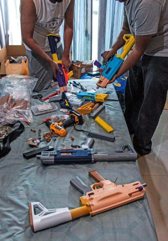 ArmedJ0y's tweet image. As I go to bed:

Let history recognize that a gaggle of rebels in the Burmese jungle worked their way up from pipeguns, stolen pistols and 3D printed FGC-9s to capturing heavy missile artillery while pushing the State back on several fronts.