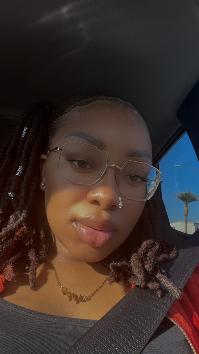 sym_funny's tweet photo. I’m so in love with my faceee 🤤💋 https://t.co/loJBqPM51u