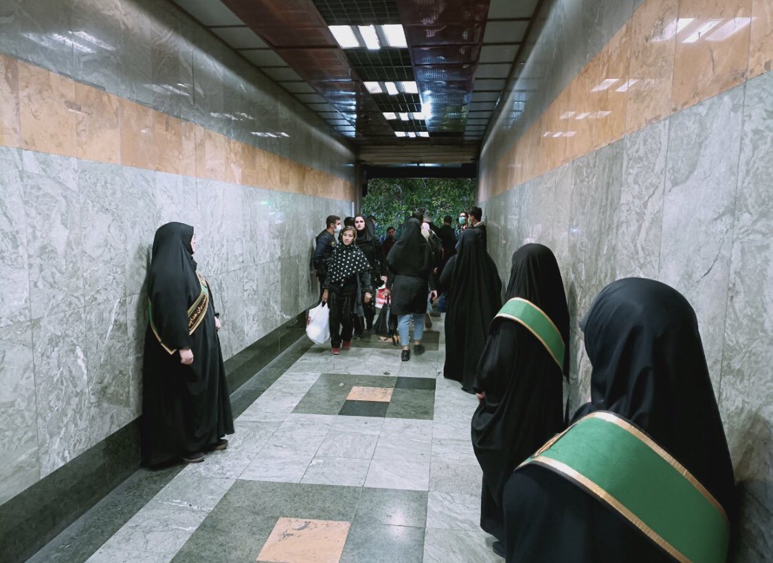 PejmanMousavi's tweet photo. آهای آیندگان
شما که از دل توفانی بیرون می‌جهید
که ما را بلعیده است
وقتی از ضعف‌های ما حرف می‌زنید
یادتان باشد
که از زمانه‌ی سخت ما هم چیزی بگویید

#برتولت_برشت https://t.co/khaI5RjCjw