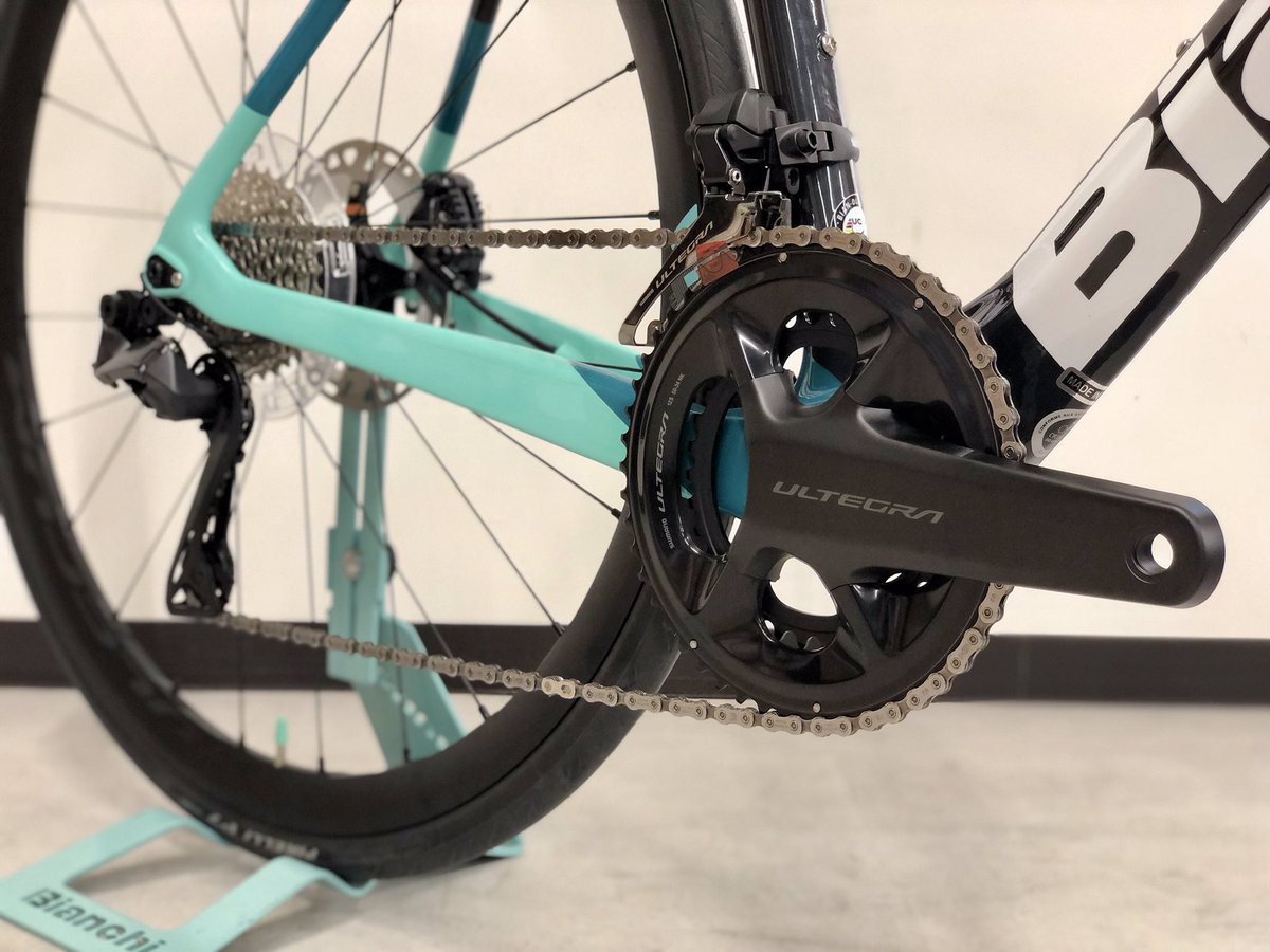 Machida1885's tweet photo. 【町田】

認定整備「OLTRE XR3」入荷しております！

Color : CK16
Size : 55cm （適正身長175〜180cm前後）
PRICE : Special Price

ビアンキ独自の振動吸収素材カウンターヴェイルを搭載。
エアロレーシングバイクに乗って風を切ってみては如何でしょうか。
《https://t.co/SI9ODEhBH5》

#Bianchi https://t.co/oddyYwaEDJ