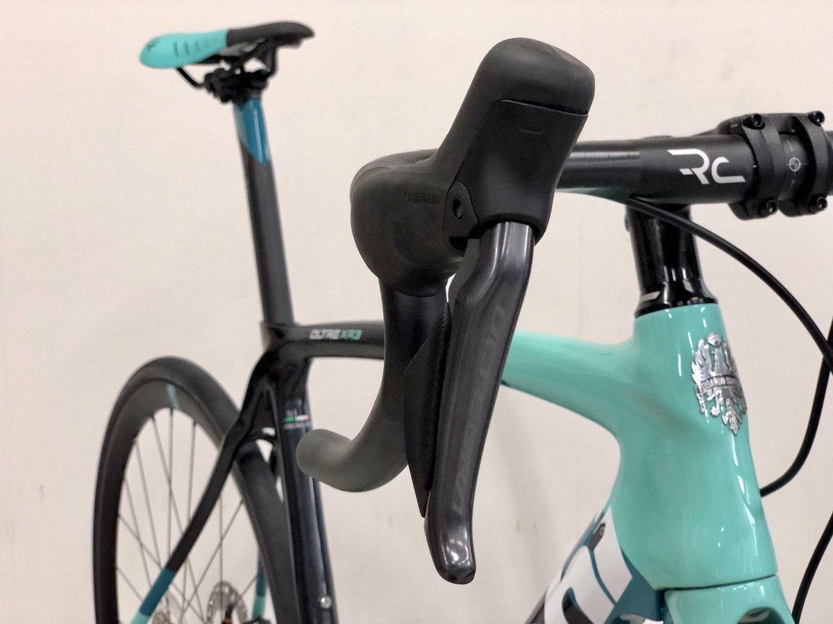 Machida1885's tweet photo. 【町田】

認定整備「OLTRE XR3」入荷しております！

Color : CK16
Size : 55cm （適正身長175〜180cm前後）
PRICE : Special Price

ビアンキ独自の振動吸収素材カウンターヴェイルを搭載。
エアロレーシングバイクに乗って風を切ってみては如何でしょうか。
《https://t.co/SI9ODEhBH5》

#Bianchi https://t.co/oddyYwaEDJ