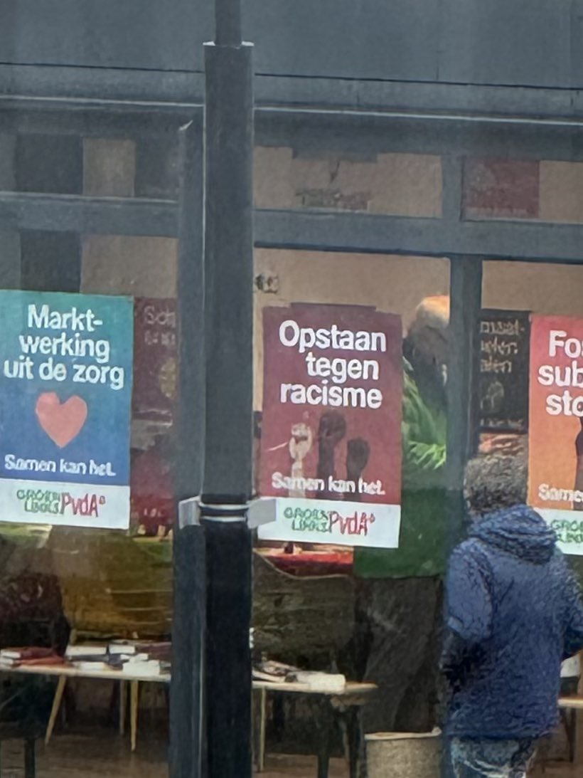 Vanuit kantoor boven de winkel bekeken: 
de bikkels van <a href="/cdavandaag/">CDA</a> staan te flyeren in de regen terwijl <a href="/PvdA/">Partij van de Arbeid</a>/<a href="/groenlinks/">GroenLinks</a> zich verschansen in een leegstaand winkelpand. 
De een staat tussen het volk de ander laat ze naar hun toekomen. 
Het verschil tussen werken en pluche 🤣