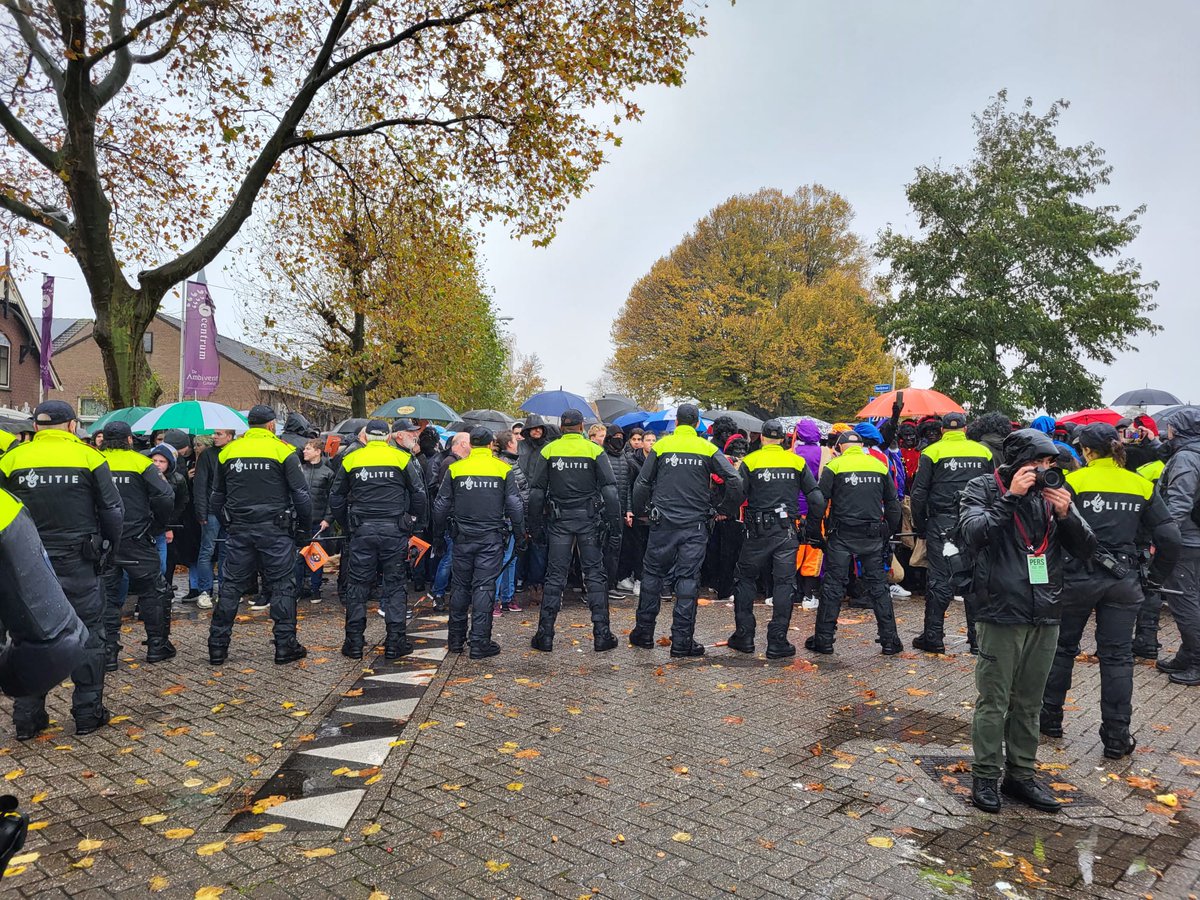 We laten duidelijk onze stem horen: No More Blackface! Ondertussen worden rookbommen en vuurwerk gegooid, politie staat erbij en moet de agressieve relschoppers aan de overkant op afstand houden. #KOZP #zwartepietisracisme