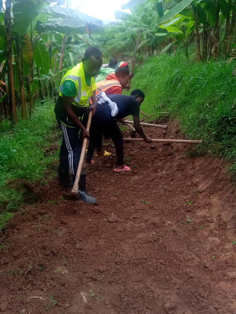 RuvuneYouth's tweet photo. RYVCP/RUVUNE

Kuri uyu wa 18/11/2023, murwego rwo guhangana n'ibibazo bibangamiye imibereho myiza y'abaturage twakoze umuganda wihariye w'urubyiruko wibanze ku:Gutunganya umuhanda,Gutunda umucanga...
YOUTH VOLUNTEERS NTAKUDOHOKA,@enganeyezu ,#miniyouth,@KubanaRichard ,@B https://t.co/arjvDyVytT
