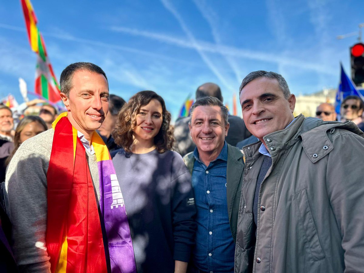 ppbalears's tweet photo. Una delegació de membres del PP Balears ha estat present a Madrid per alçar la veu contra l’amnistia. 

#Cibeles18N
#EspanyaNoSeRinde https://t.co/hzr604hOzG