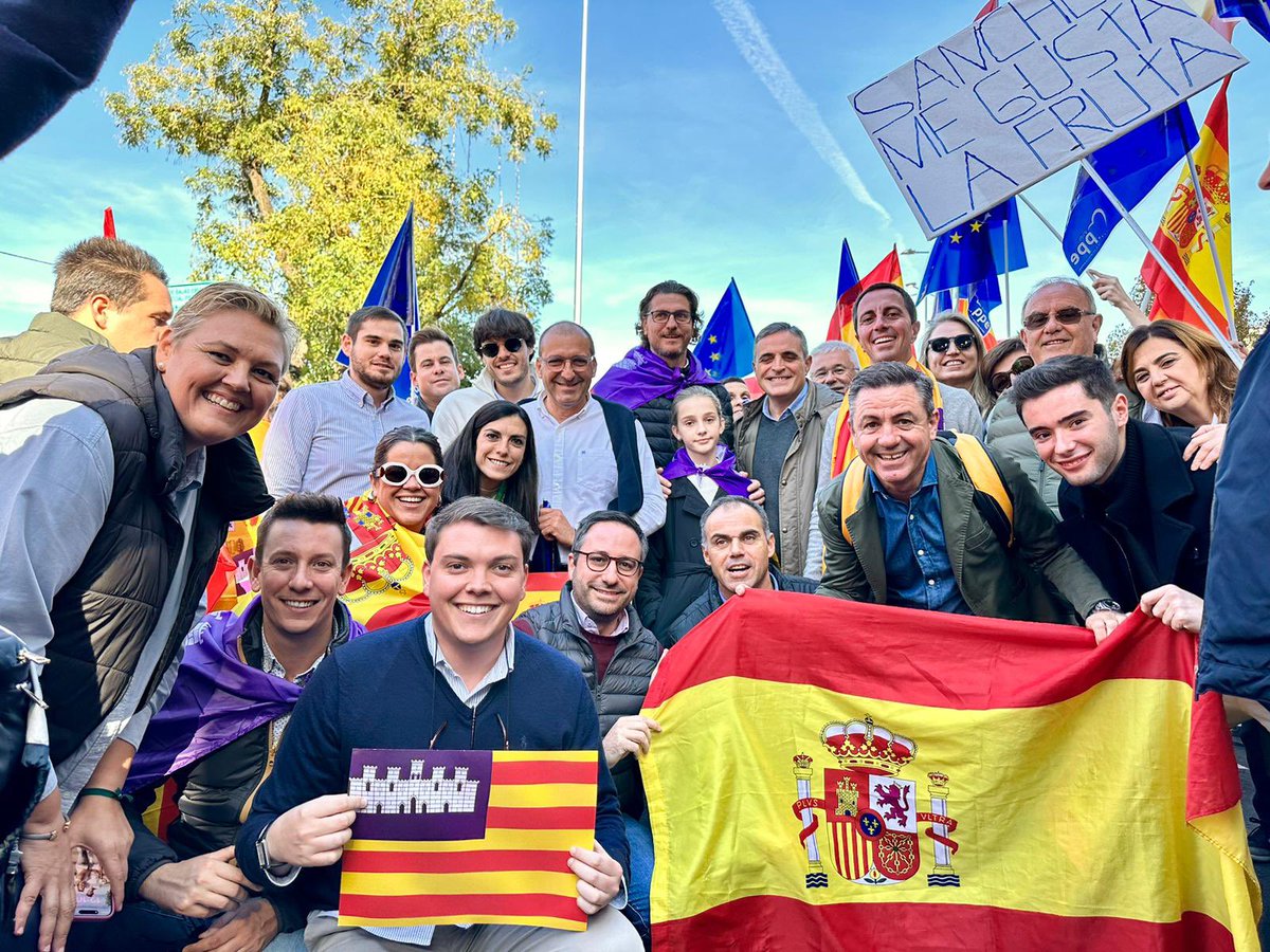 ppbalears's tweet photo. Una delegació de membres del PP Balears ha estat present a Madrid per alçar la veu contra l’amnistia. 

#Cibeles18N
#EspanyaNoSeRinde https://t.co/hzr604hOzG
