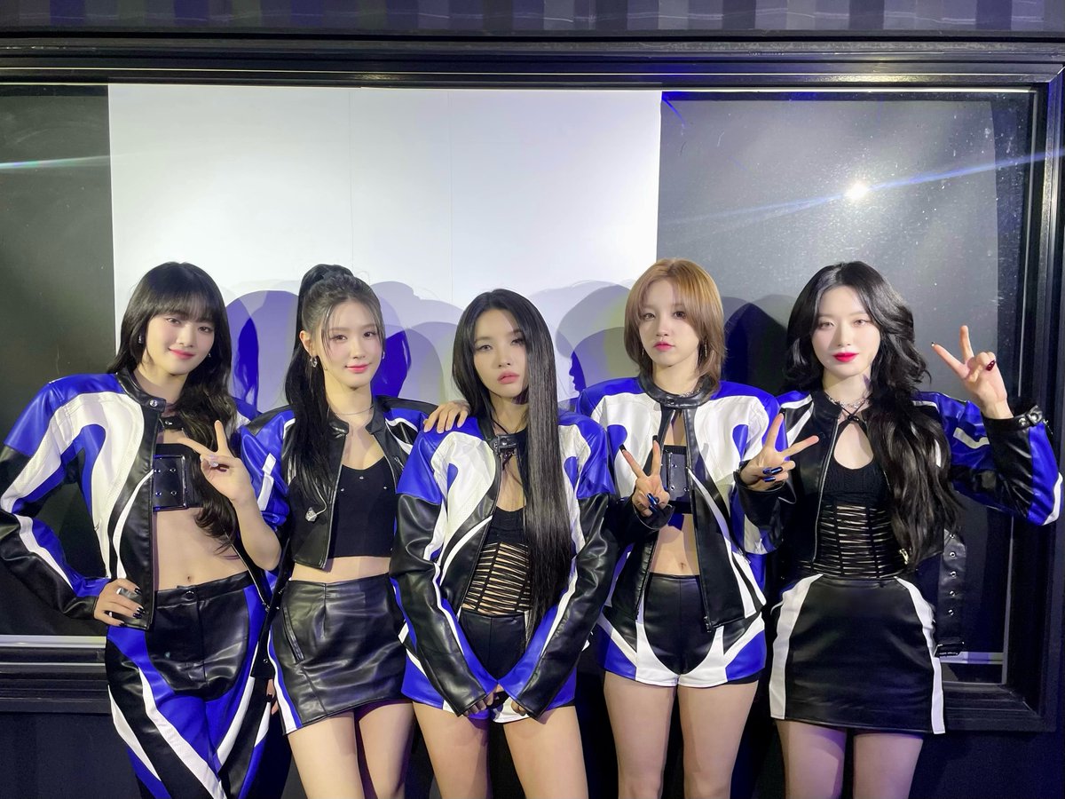 official_i_dle's tweet photo. [📸] 231118 @ Worlds 2023 FAN FEST 라이브 콘서트

함께할 수 있어서 의미 있었던 오늘 하루 💙 
네버랜드의 뜨거운 열정이 가득 느껴져 더욱 소중한 시간이었습니다!
항상 큰 응원 보내줘서 고마워요 네버버 💜

#여자아이들 #GIDLE
#Worlds2023 #LCK https://t.co/7Z7LUgfWgu