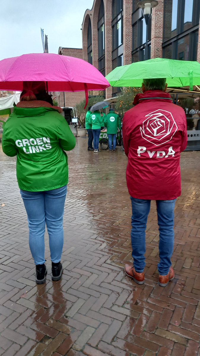 Kleurrijk gezamelijk campagne voeren in de regen ☔  #SamenKanHet #verkiezingen2023 #GroenLinksPvdA