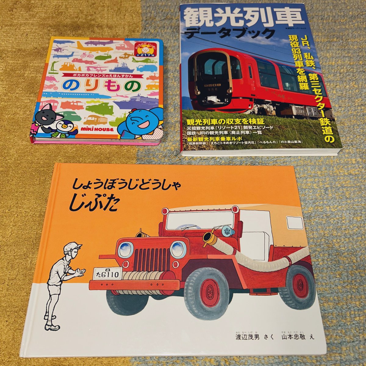 minami_ngryama's tweet photo. コンパクトなスペースに興味をそそられまくる図鑑、文化、技術、物語、眺めているだけでワクワクする本屋さんです。
(おすすめしか置いてないんだけど)乗り物好きな子供に特におすすめしていただいた3冊が的確すぎて今とても重宝しています… https://t.co/Nkhdw0ydFG