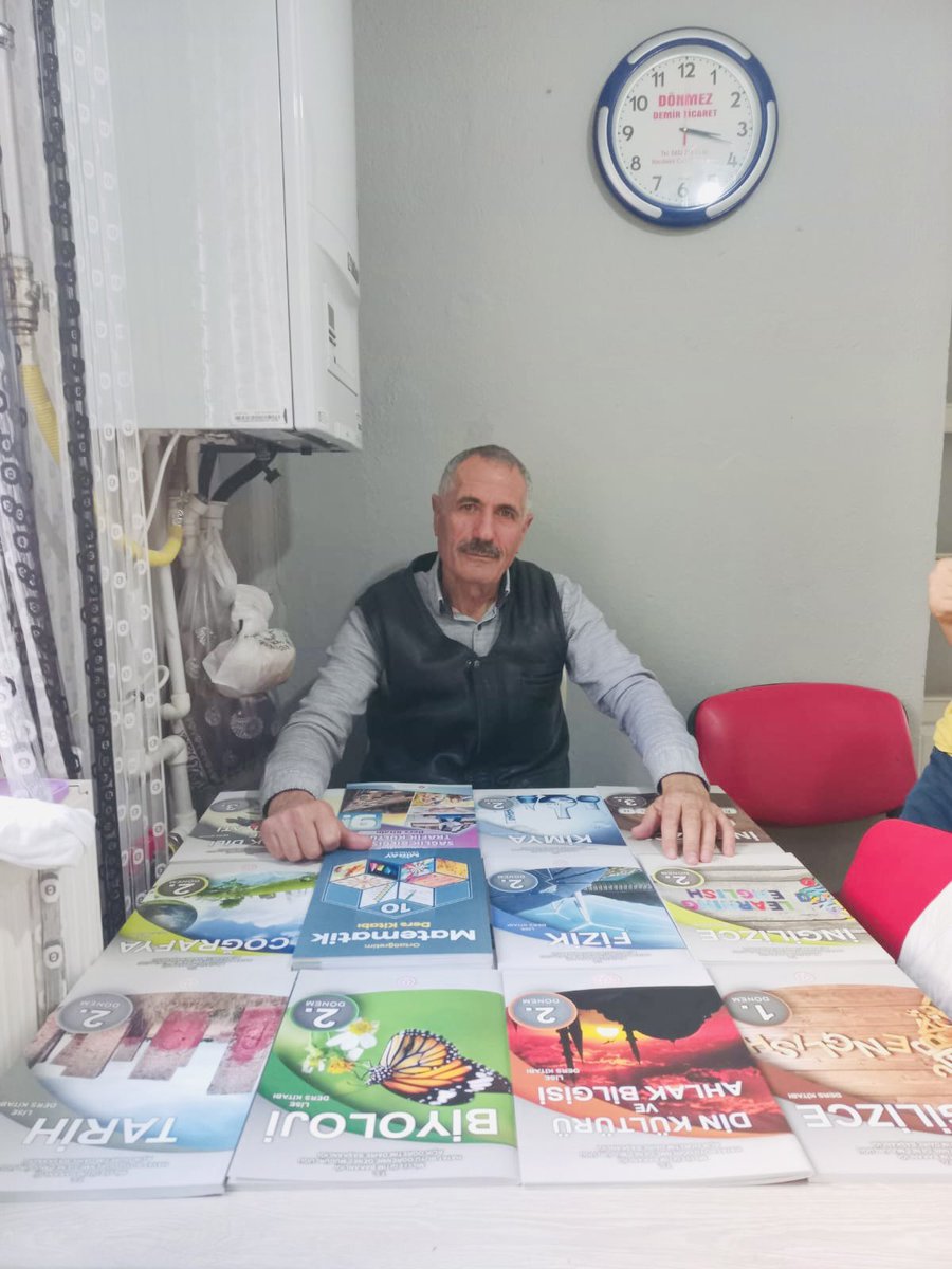 9 yaşından bu yana inşaatlarda çalışan babam 63 yaşında açıktan lise okuyor 🥹💜💜 kitaplarıyla fotoğraf çekip atmış çok tatli ahahah😁 biz de seninle gurur duyuyoruz babisko