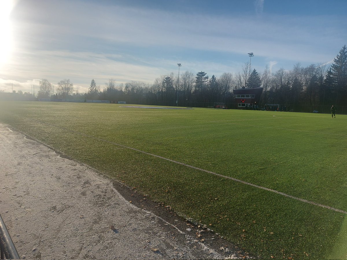 kjoli84's tweet photo. Toppserien. Røa mot Åsane. Sol og -5. https://t.co/YDlKlFgrqG