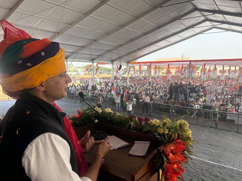 SachinPilot's tweet photo. नई उमंग, नया जोश,
यह जनता का है जयघोष...

नसीराबाद में कांग्रेस प्रत्याशी शिवप्रकाश गुर्जर जी की चुनावी सभा में उमड़ा जनसैलाब ।
@ShivprakashGjr https://t.co/Yw6LJu0Ky3
