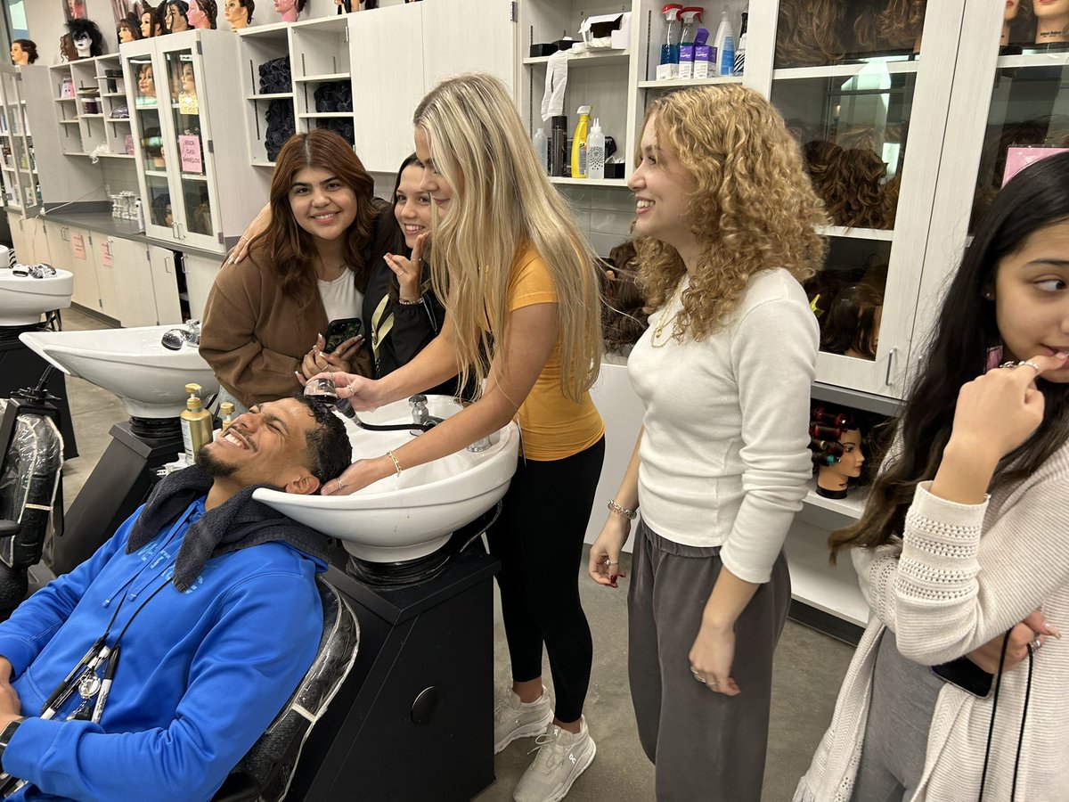 CurlyQsJHS's tweet photo. No shortage of volunteers to wash Mr Callahan’s hair! https://t.co/LYOALvJzWx