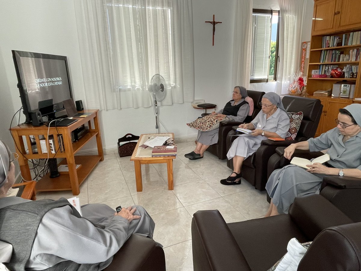 MHSFNazaret's tweet photo. Reunión de comunidad, discernir sobre el futuro de la vida consagrada y buscar la significatividad del propio compromiso #NazaretFamilia https://t.co/nivM5CSkMy