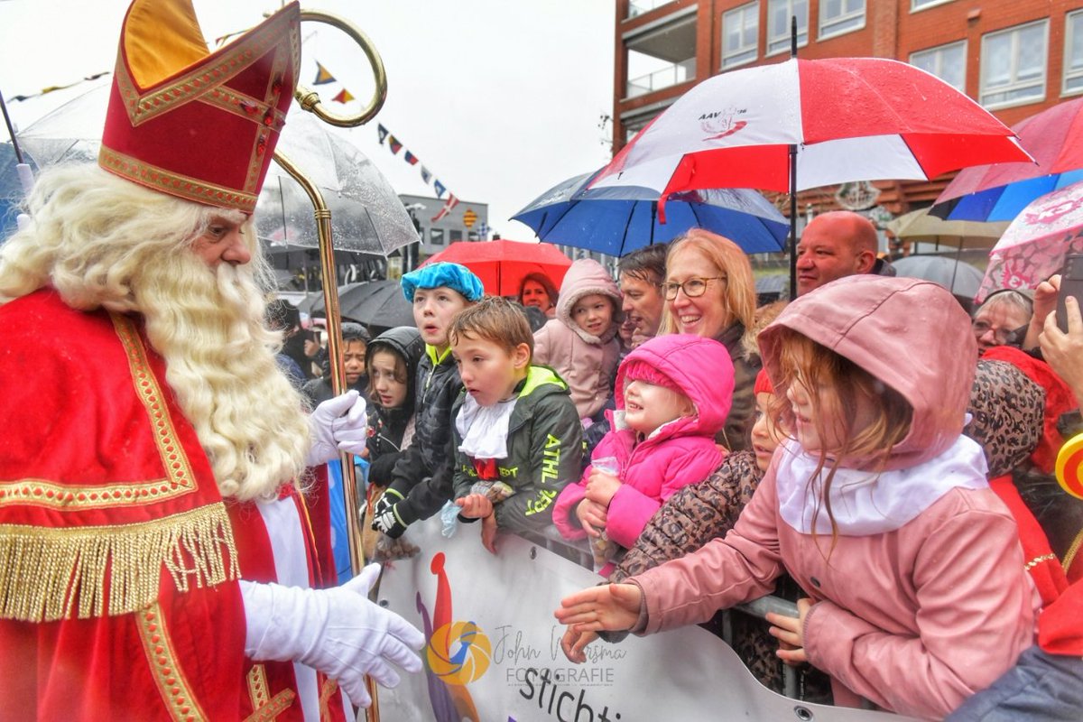 JOVImedia's tweet photo. Paraplu's bepalen beeld intocht Sinterklaas in Alphen
#Sinterklaasintocht #alphenaandenrijn #sintinalphen https://t.co/IMWIAoZath