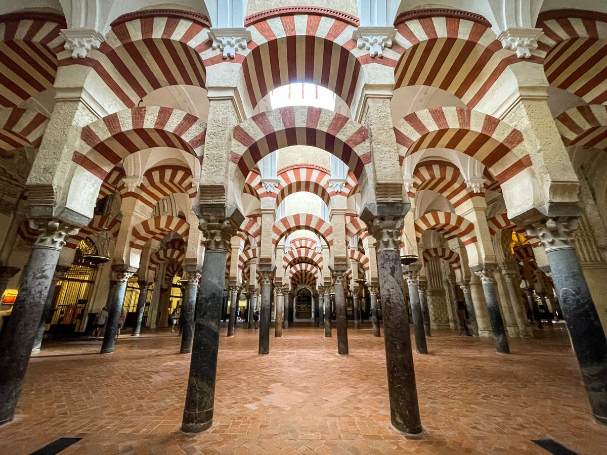 currmon's tweet photo. Hoy es el Día Mundial del Arte Islámico. Celebramos que desde las aulas de #HArte @fgeoehisUS @unisevilla podamos difundir este legado patrimonial que tanto dice de nuestras raíces y señas de identidad 🥳❤️🕌 https://t.co/6mzgv6TLVz