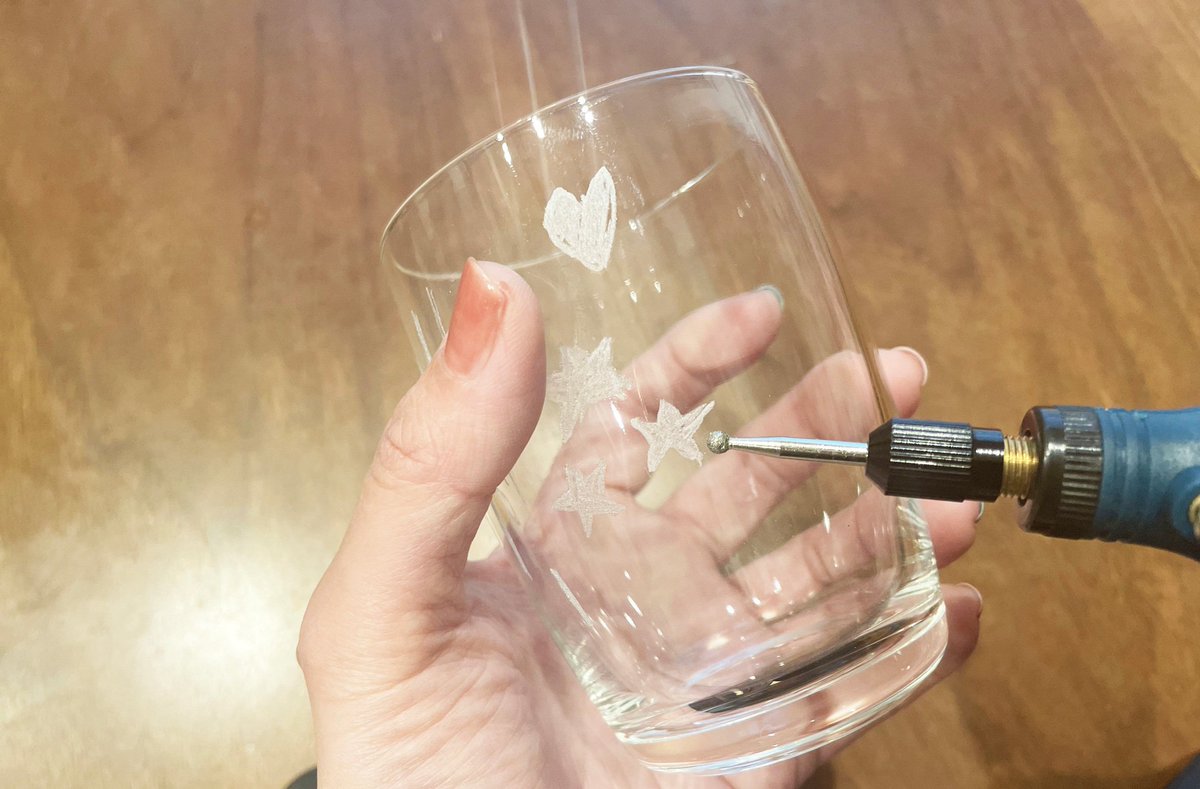 oyamayeg_event's tweet photo. 12月3日 #おやまYEGまつり 
☆出店者 その17「junk.デザイン計画/ Oyama Glass(ｼﾞｬﾝｸﾃﾞｻﾞｲﾝｹｲｶｸ/ｵﾔﾏｸﾞﾗｽ)」☆
Oyama Glass⇒ガラス工芸品の販売､ワークショップ開催
junk.デザイン計画⇒グラフィックデザイン､webデザインなど各種デザインを主にした事業を行っています｡ https://t.co/v0ZlJ8UOfx