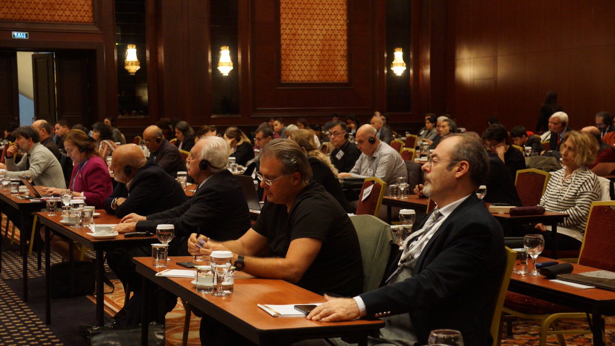 Asya'da Devlet Birikimi Uluslararası Çalıştayı'nın 5. oturumu Dr. Rasool Nowrozi'nin "Medeniyet Devleti ve Uluslararası Sistemde Eylem" konulu sunumu ile devam ediyor.

Çalıştayı canlı izlemek için:
youtube.com/watch?v=O9av60…