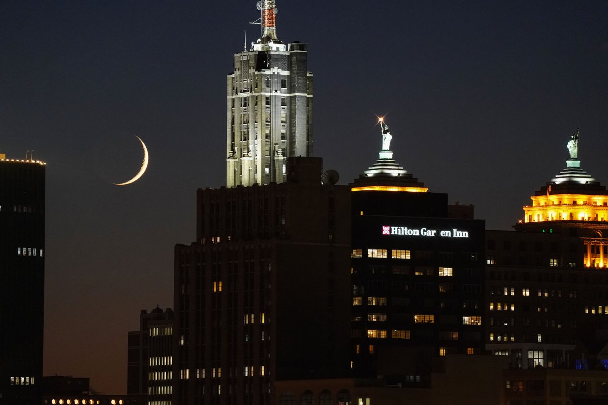 A crescent moon sets behind the Rand Building in today's #EveryDayAPhoto by <a href="/DerekGeePhoto/">Derek Gee</a>:
buffalonews.com/multimedia/eve…