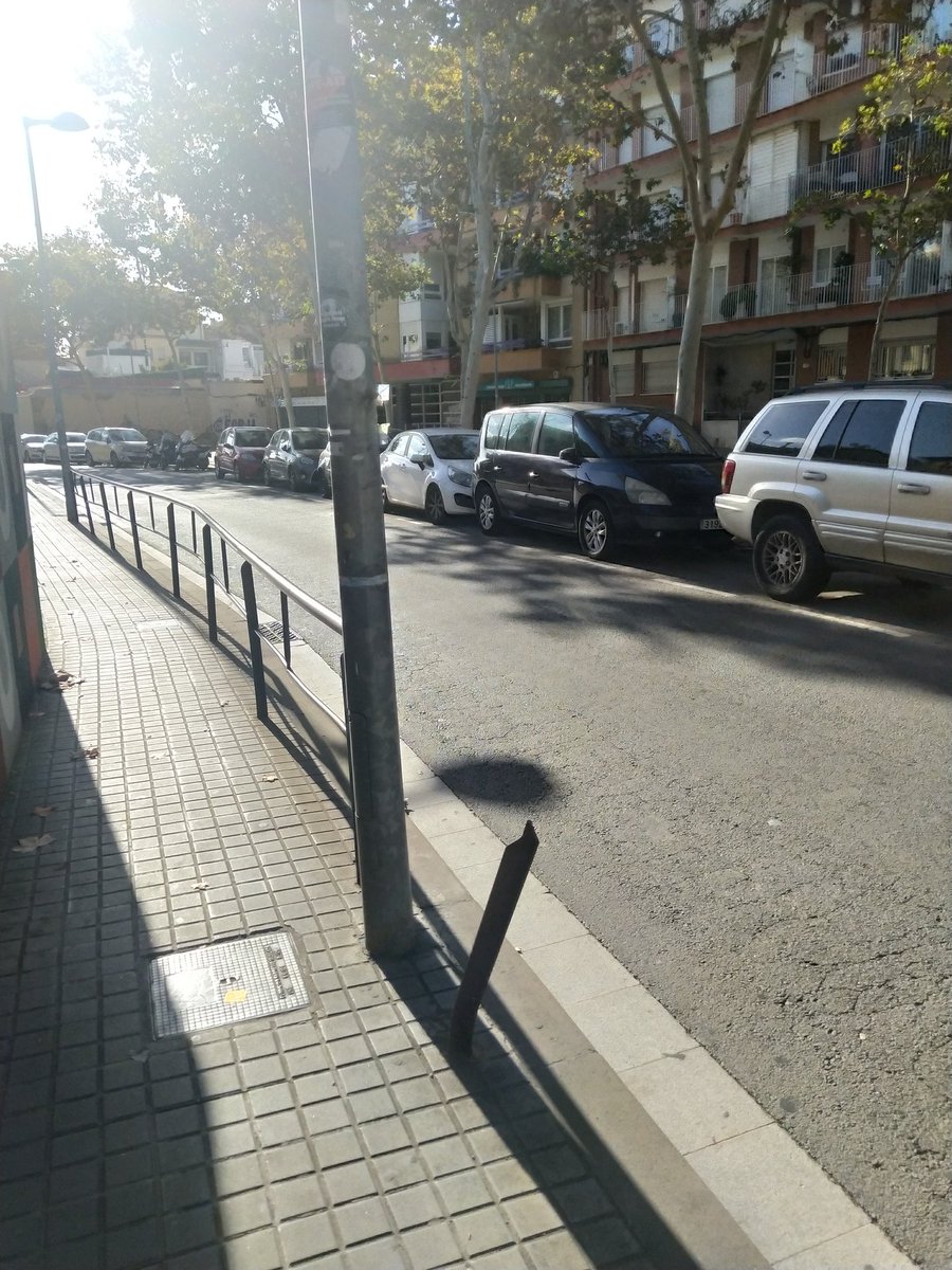 Carrer Sant Ignasi de Loiola, tros de barana trencat que suposa un perill, ja fa mesos que està així. Podeu arreglar ja?? <a href="/bdncom/">Badalona Comunicació</a> <a href="/AjBadalona/">Ajuntament de Badalona</a> <a href="/Albiol_XG/">Xavier García Albiol</a> <a href="/DiarideBadalona/">Diari de Badalona</a> #badalona