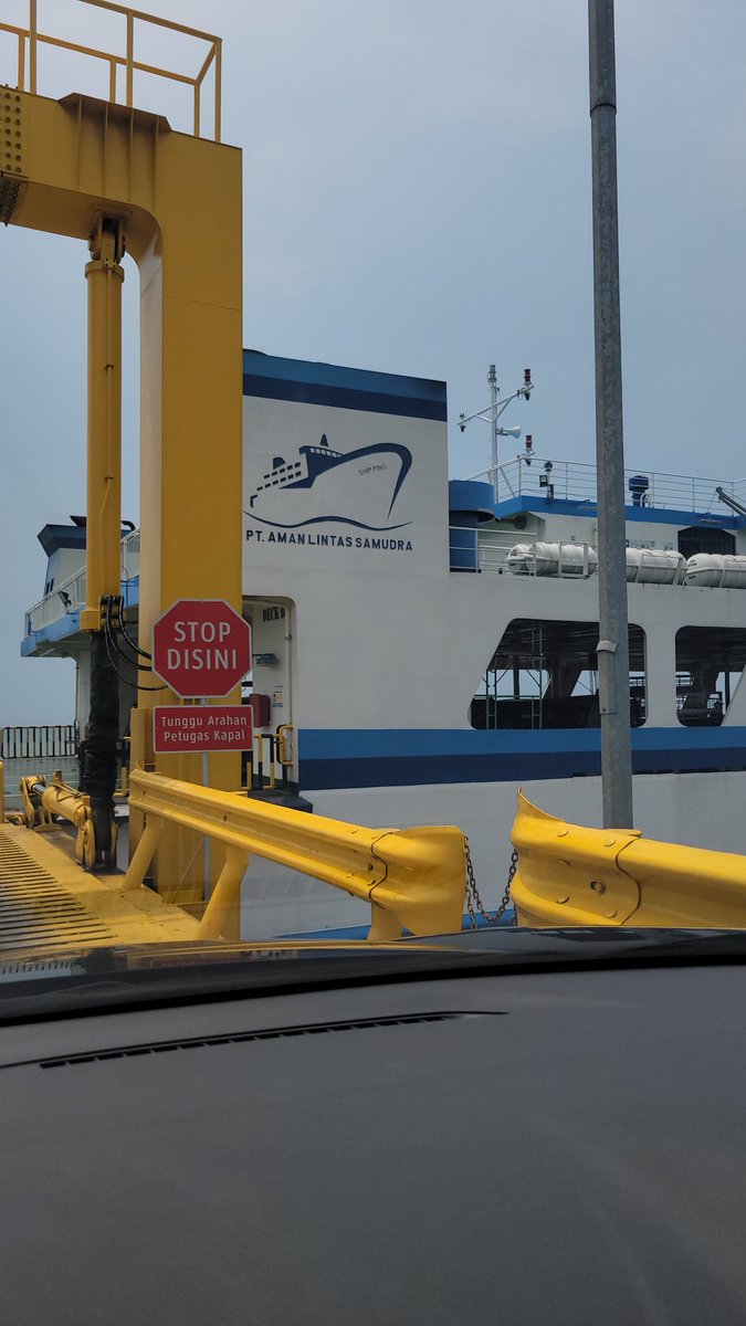 NatchaJo's tweet photo. First time crossing Sunda Strait in local fashion taking the smooth, AC 'Ferizy' boat. This proud state-owned ferry service ensures the ppl of Indonesia, the world's largest archipelagic state, are well connected. Reservation was easy, fully digitized, though no English yet. https://t.co/mJzoDlum11