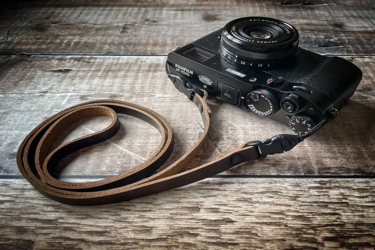 Quick release neck strap - ideal for smaller sized compact cameras. #fujifilm #fujifilmxseries #fujix100 #fujifilmx100v #fujix100v #X100 #fujixpassion #cameragear #leathercamerastraps buff.ly/3k95CbG