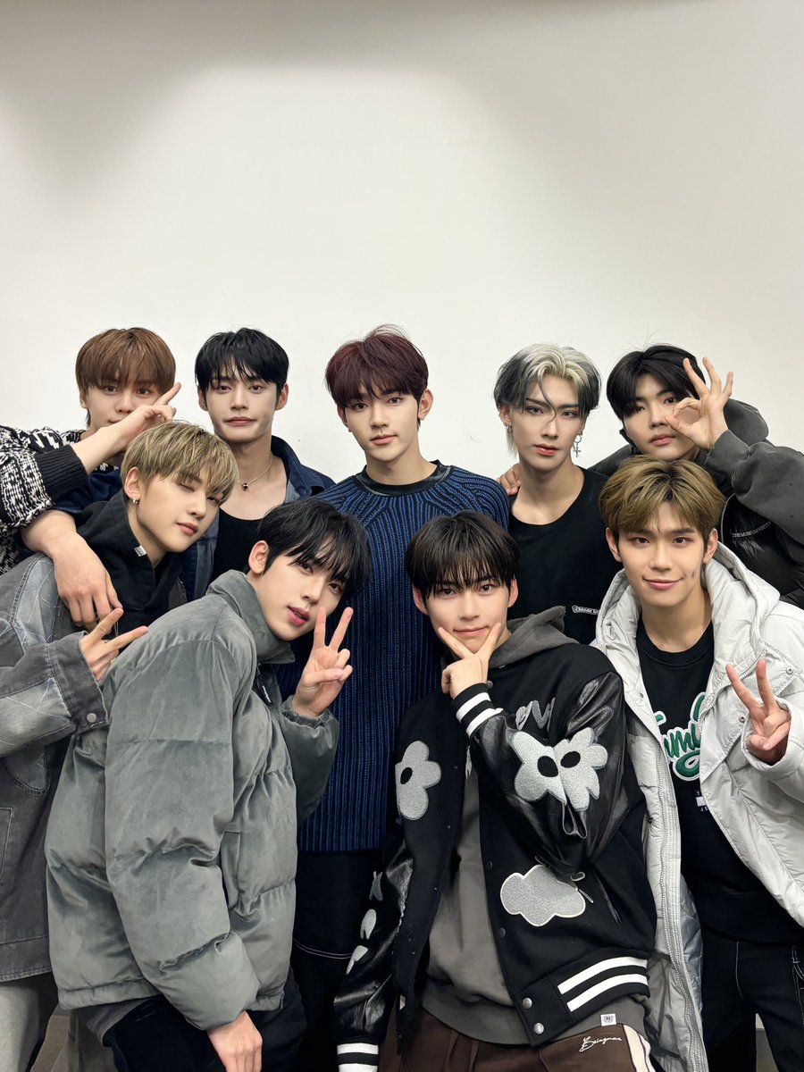 ZB1_official's tweet image. _𝗭𝗘𝗥𝗢𝗙𝗢𝗖𝗨𝗦
♡ ∩∩
(„• ֊ •„)♡ 제로즈랑 만나면
&lt;/ &gt; 얼마나 행복하게요?
#ZEROBASEONE #ZB1
#제로베이스원
#MELTINGPOINT #CRUSH #가시
#ZEROBASEONE_CRUSH