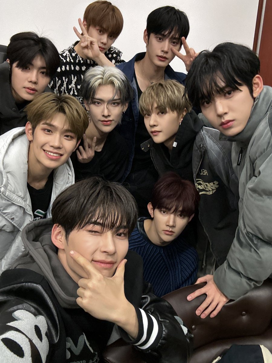 ZB1_official's tweet image. _𝗭𝗘𝗥𝗢𝗙𝗢𝗖𝗨𝗦
♡ ∩∩
(„• ֊ •„)♡ 제로즈랑 만나면
&lt;/ &gt; 얼마나 행복하게요?
#ZEROBASEONE #ZB1
#제로베이스원
#MELTINGPOINT #CRUSH #가시
#ZEROBASEONE_CRUSH