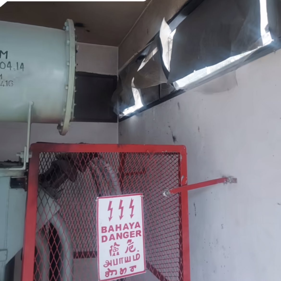 akmysf's tweet image. pecah masuk, lompat terus landing atas bare wire. masak