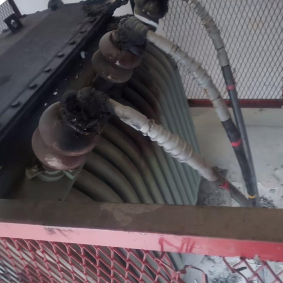 akmysf's tweet image. pecah masuk, lompat terus landing atas bare wire. masak