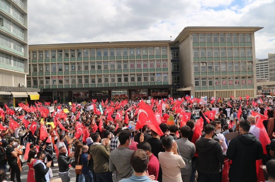 Mülakatsız atama talebi ile öğretmenler Ankara Ulus'ta bir araya geldi. Kavgasız, gürültüsüz mesleklerine yakışır olgunlukta dertlerini en güzel şekilde dile getirdiler.
#ÖğretmenlerUlusta