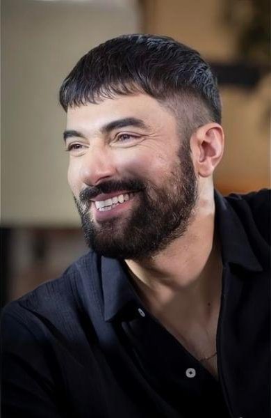 Decía mi abuelita , que cuando ponemos cara de tonto y nos brillan los ojos , es que estamos enamorados 🥺
Que conste, no lo dije yo , lo decía mi abuelita 😏🤭😂😂

#DemetÖzdemir #EnginAkyürek #AdimFarah #fahir