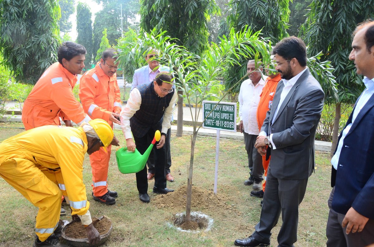 IOCMathuraBP's tweet photo. Shri Shyam bohra, ED&amp;SH UPSO-II visited Mathura BP today along with Shri Uday Kumar, CGM UPSO-II where they reviewed plant performance and gave valuable suggestions for improvement. @Bohrashyam2 @ioclupso2 @IndianOilcl https://t.co/rX2U6AhX9g