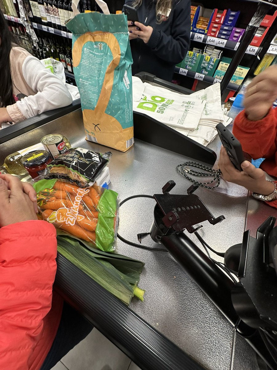 No funciona el sistema de pago con tarjetas en los comercios del centro de Madrid. 

Y el carajal empieza a ser fino en el súper y en los comercios.