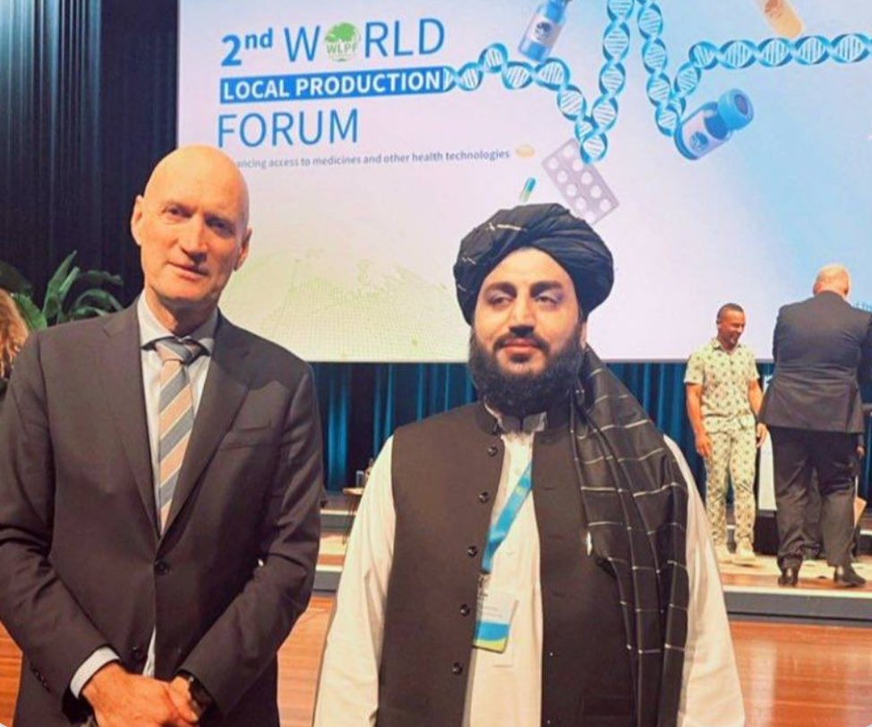 JulianRoepcke's tweet photo. Kurze #Analyse zum wahren Ablauf des „Taliban von Köln“ Skandals - jenseits der Behauptungen von @AuswaertigesAmt und @BMI_Bund.

➡️August 2021 – November 2023: Die Bundesregierung unternimmt keinerlei Anstrengungen, Talibanfunktionäre des neuen Regimes auf die Sanktionsliste der EU zu bekommen, was ihnen die Einreise in den Schengen-Raum zumindest erschweren würde.

➡️Im selben Zeitraum überweist die Bundesregierung 371 Millionen € auf die Konten von in Talibangebiet tätigen Hilfsorganisationen.

➡️10. Oktober 2023: die Bundesregierung, wird über das baldige Eintreffen einer Talibandelegation in Deutschland detailliert von oppositionellen afghanischen Flüchtlingen informiert und gebeten, ihnen die Einreise zu verwehren.

➡️7. – 9. November 2023: Mehrere Regierungsmitglieder der Taliban, erhalten Visa für den Schengen-Raum und treten in einem Nachbarland Deutschlands offen – Seit an Seit mit dem Gesundheitsminister der Niederlande – auf. 

➡️16. November 2023: Die Taliban reisen mit einem Fahrzeug mit Emiratsflagge und Emiratsaufdruck 
unbehelligt nach Deutschland ein und propagieren die angeblichen Vorteile ihres Emirats in Köln-Chorweiler – 7 km vom Bundesamt für Verfassungsschutz entfernt.

➡️17. November 2023: Die Bundesregierung erklärt, im Vorfeld nichts von dem Besuch gewusst zu haben, beklagt, dass die Taliban „insbesondere die Rechte von Frauen und Mädchen mit Füßen treten“, und verurteilt den Auftritt der Taliban-Funktionäre in Deutschland.

🤢Eine Bewertung des Sachverhalts überlasse ich der Öffentlichkeit, die bei der nächsten Bundestagswahl – anders als Millionen Afghanen – von ihrem Wahlrecht Gebrauch machen kann.