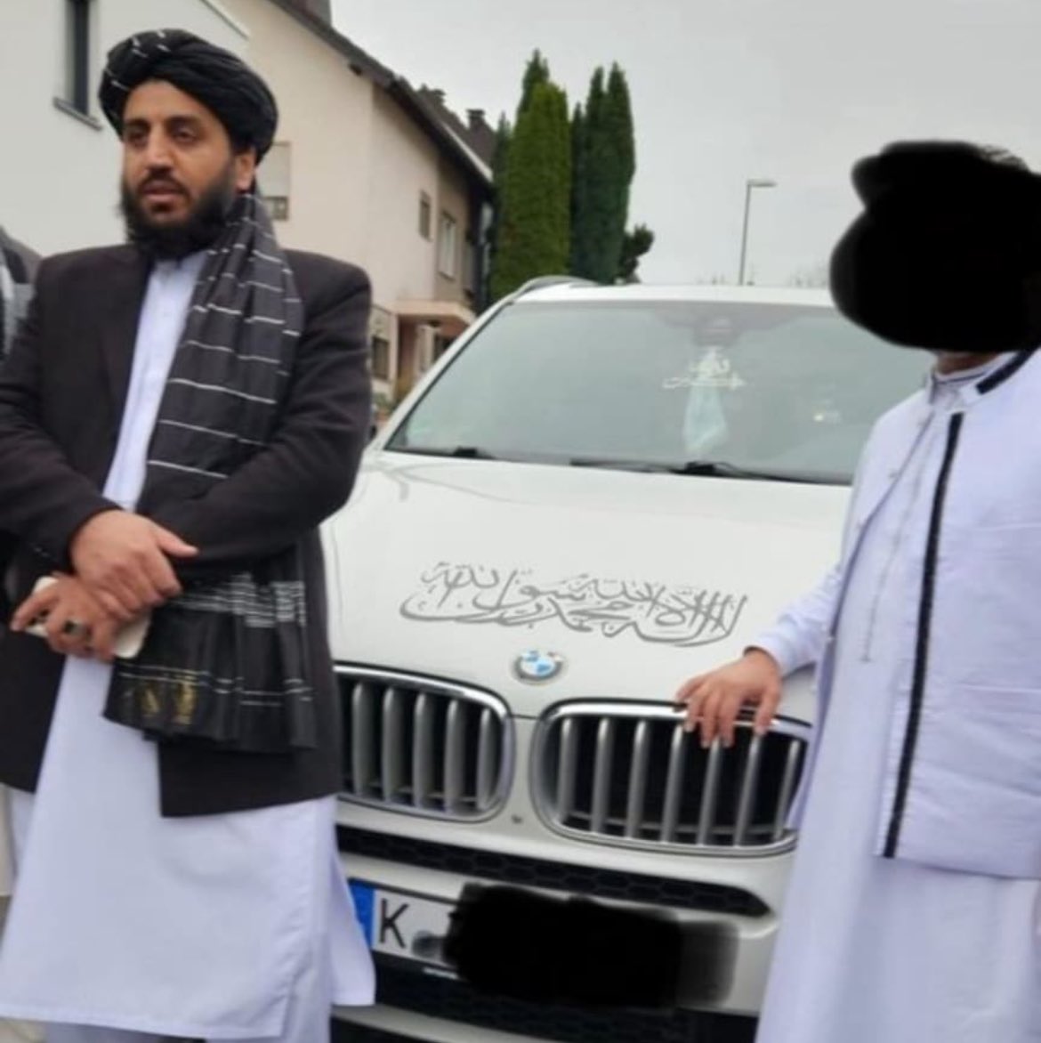 JulianRoepcke's tweet photo. Kurze #Analyse zum wahren Ablauf des „Taliban von Köln“ Skandals - jenseits der Behauptungen von @AuswaertigesAmt und @BMI_Bund.

➡️August 2021 – November 2023: Die Bundesregierung unternimmt keinerlei Anstrengungen, Talibanfunktionäre des neuen Regimes auf die Sanktionsliste der EU zu bekommen, was ihnen die Einreise in den Schengen-Raum zumindest erschweren würde.

➡️Im selben Zeitraum überweist die Bundesregierung 371 Millionen € auf die Konten von in Talibangebiet tätigen Hilfsorganisationen.

➡️10. Oktober 2023: die Bundesregierung, wird über das baldige Eintreffen einer Talibandelegation in Deutschland detailliert von oppositionellen afghanischen Flüchtlingen informiert und gebeten, ihnen die Einreise zu verwehren.

➡️7. – 9. November 2023: Mehrere Regierungsmitglieder der Taliban, erhalten Visa für den Schengen-Raum und treten in einem Nachbarland Deutschlands offen – Seit an Seit mit dem Gesundheitsminister der Niederlande – auf. 

➡️16. November 2023: Die Taliban reisen mit einem Fahrzeug mit Emiratsflagge und Emiratsaufdruck 
unbehelligt nach Deutschland ein und propagieren die angeblichen Vorteile ihres Emirats in Köln-Chorweiler – 7 km vom Bundesamt für Verfassungsschutz entfernt.

➡️17. November 2023: Die Bundesregierung erklärt, im Vorfeld nichts von dem Besuch gewusst zu haben, beklagt, dass die Taliban „insbesondere die Rechte von Frauen und Mädchen mit Füßen treten“, und verurteilt den Auftritt der Taliban-Funktionäre in Deutschland.

🤢Eine Bewertung des Sachverhalts überlasse ich der Öffentlichkeit, die bei der nächsten Bundestagswahl – anders als Millionen Afghanen – von ihrem Wahlrecht Gebrauch machen kann.