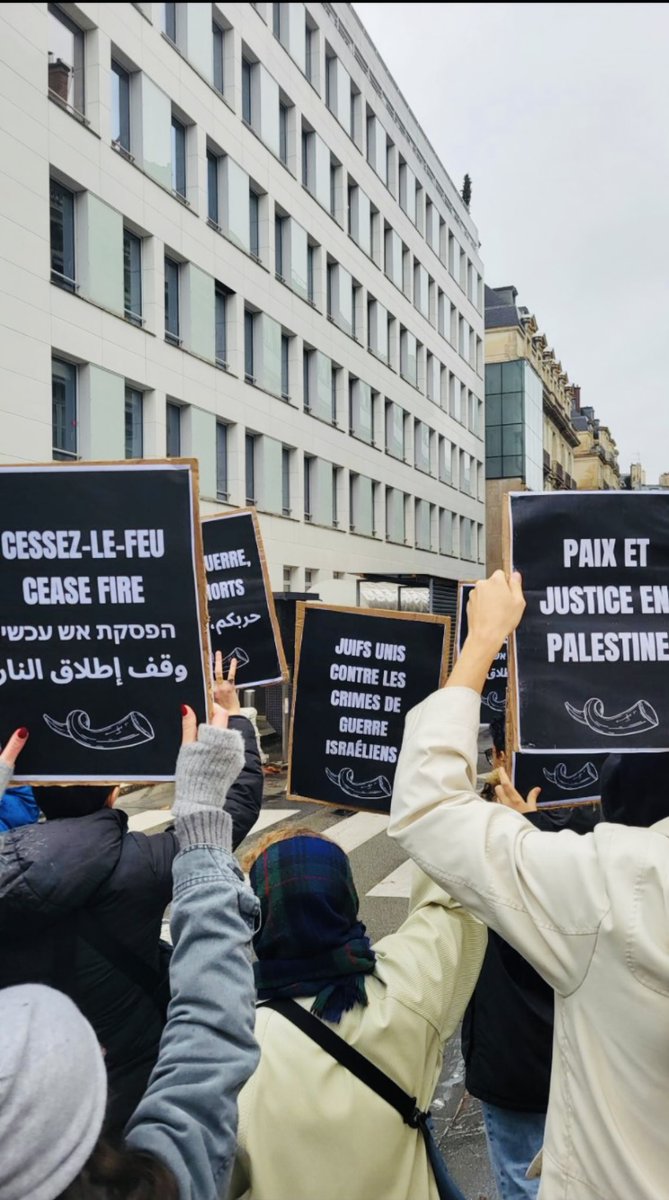🔴ACTION EN COURS🔴
Nous sommes en ce moment devant l'ambassade d'Israël, avenue de Matignon, pour crier notre colère et notre refus des massacres en cours à Gaza et en Cisjordanie.