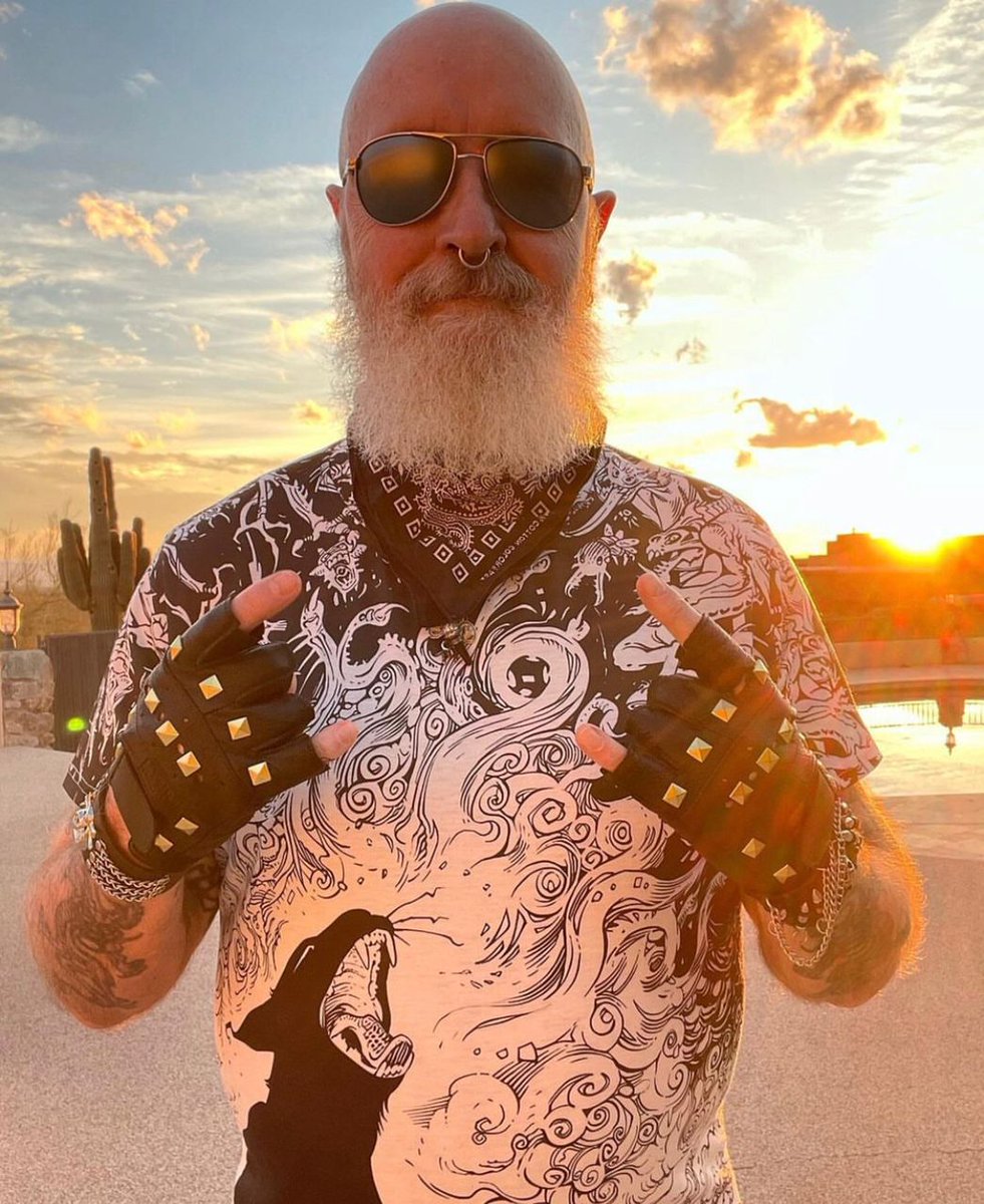 “weekend plans maniacs?”🤘😈🎤🔉🛡