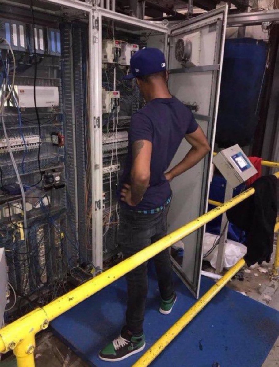 tanner_sa's tweet photo. The MF at Activision HQ trying to figure out why the game keeps crashing and servers keep going down… @Activision #MW3  Credits: @LockInRonaldo https://t.co/eJqWCeFbta