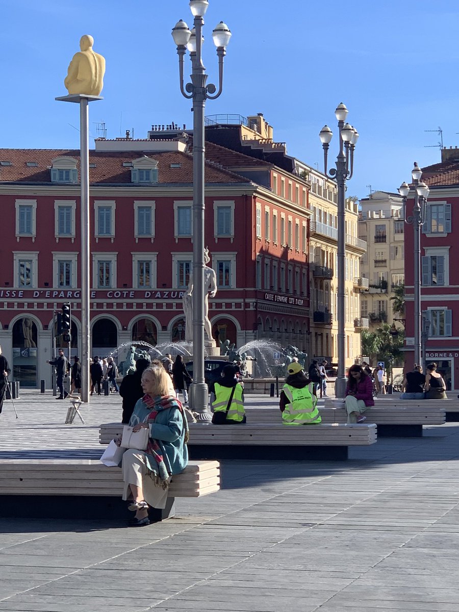 A dix minutes du début de la manif annoncée des #giletsjaunes place Masséna à #Nice06 ils ne sont que… deux.
